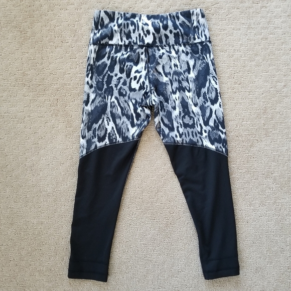 3/$20⭐ 90 Degree animal print cropped leggings - Picture 6 of 7